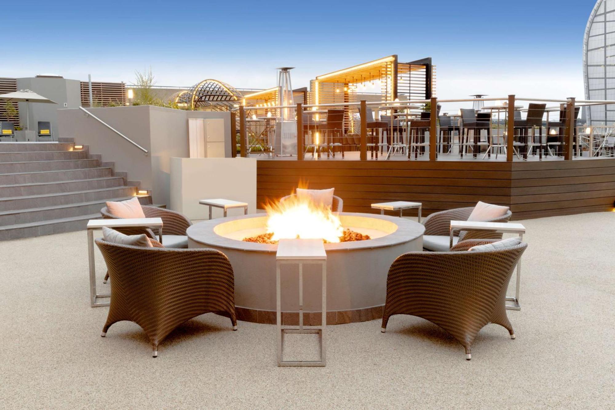 Sandton Sun And Towers Johannesburg Buitenkant foto The rooftop lounge at the Hilton San Francisco
