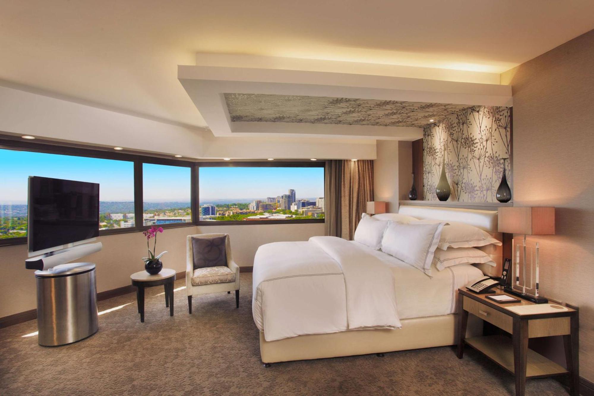 Sandton Sun And Towers Johannesburg Buitenkant foto A bedroom at the Westin
