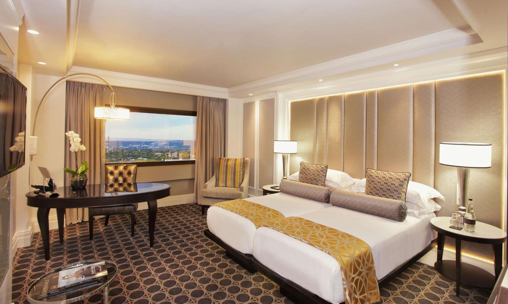 Sandton Sun And Towers Johannesburg Buitenkant foto A guest room at the Shangri-La Hotel, Kuala Lumpur