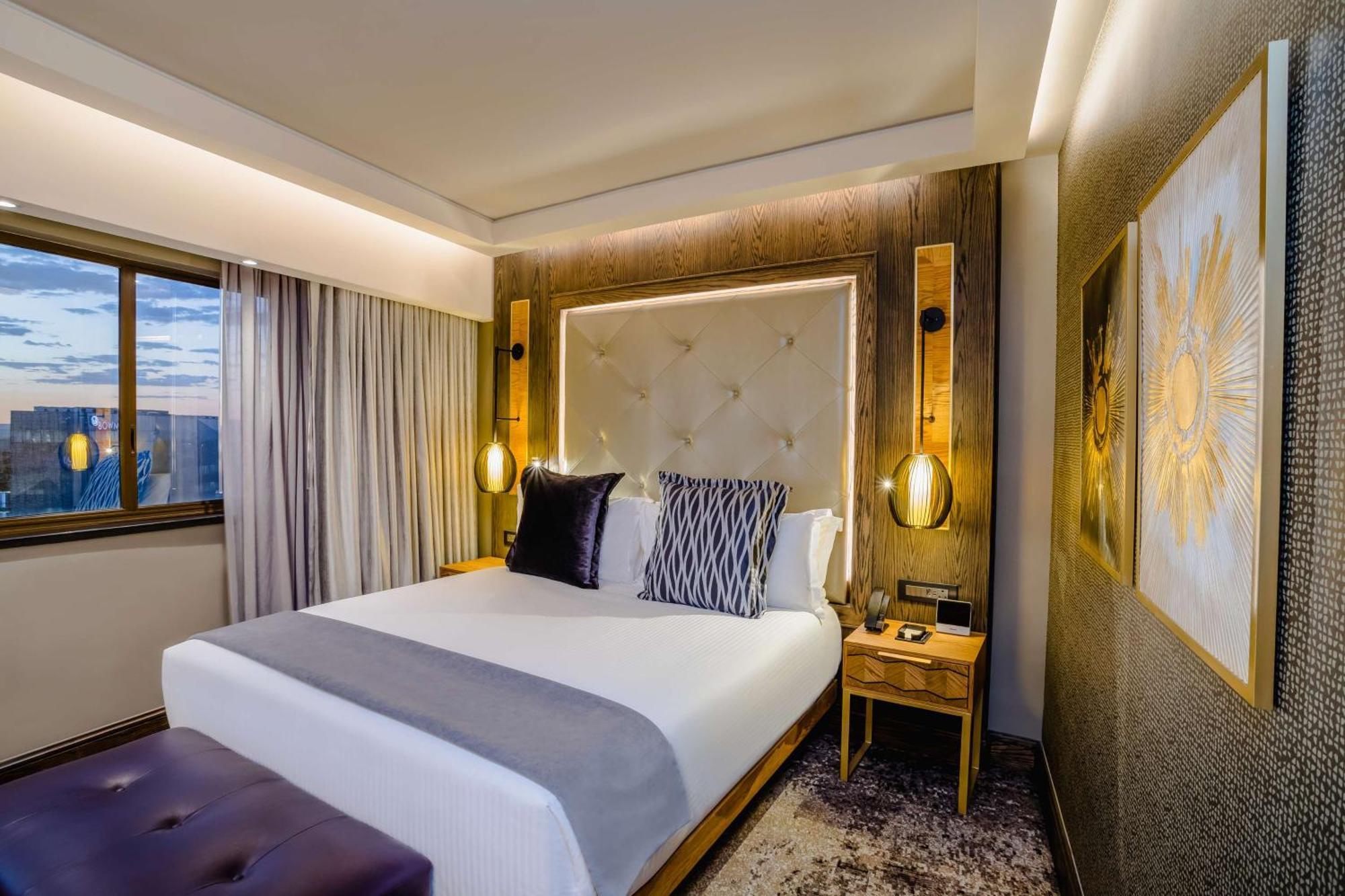 Sandton Sun And Towers Johannesburg Buitenkant foto A bedroom at the hotel