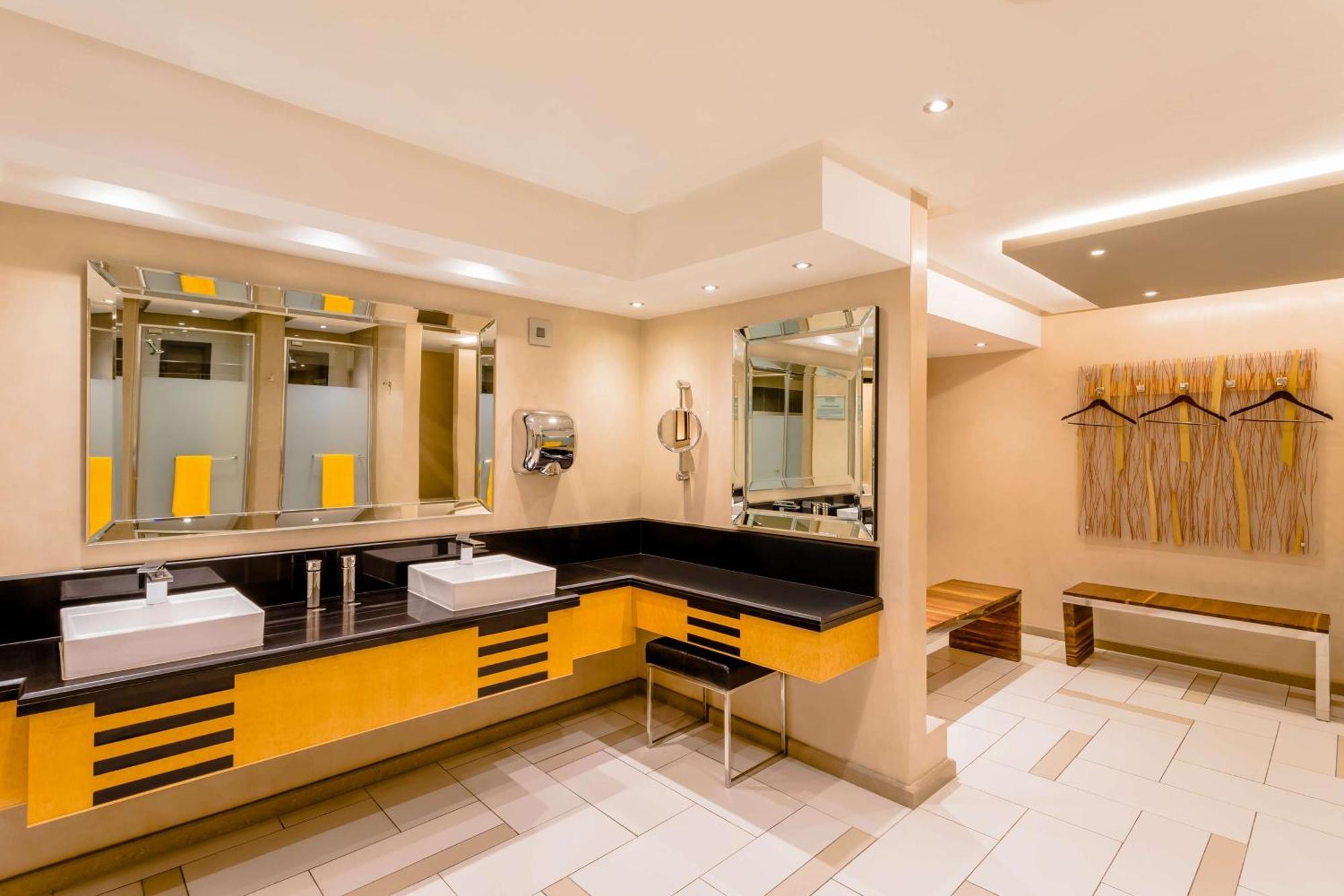 Sandton Sun And Towers Johannesburg Buitenkant foto The interior of a public toilet in the United Kingdom