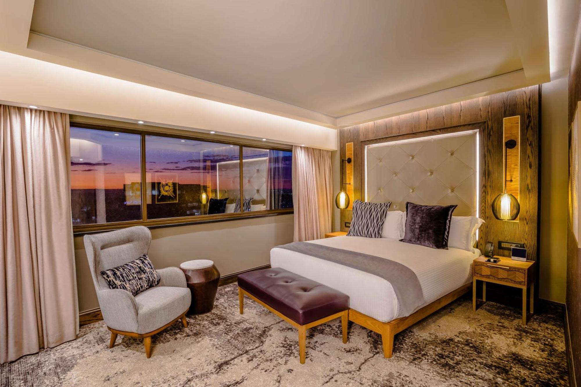 Sandton Sun And Towers Johannesburg Buitenkant foto A bedroom at the hotel
