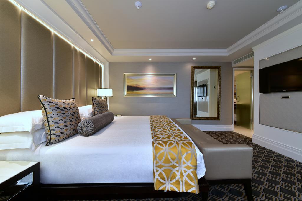 Sandton Sun And Towers Johannesburg Buitenkant foto A bed runner